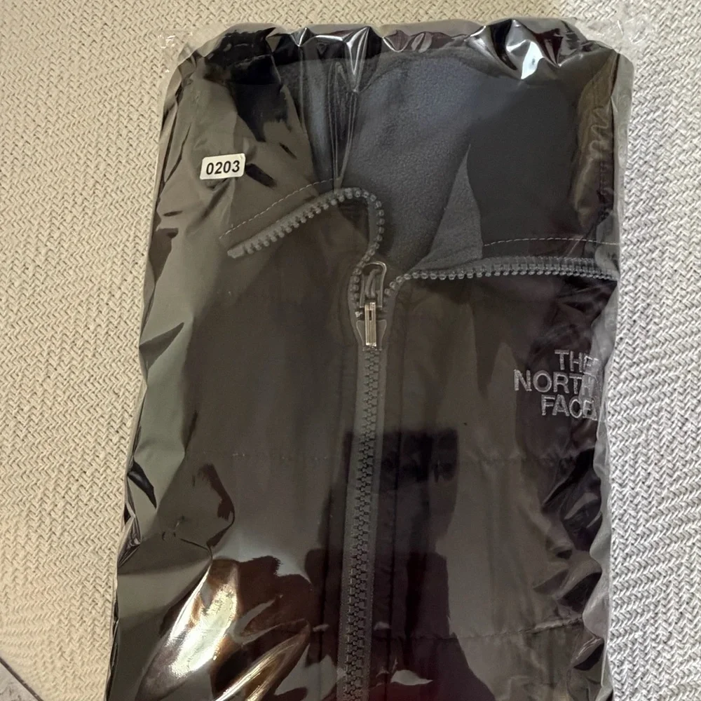 The North Face Men’s Reversible Puffer Fleece Vest Black/Grey Size: Small
